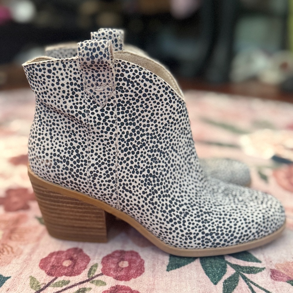 Toms Dotted Ankle Boots - Black/tan animal print